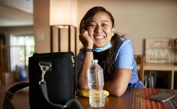 Ευτυχισμένη Νοσοκόμα Filipina Στο Σπίτι Συσκευασίας Πορτρέτο Γεύμα — Φωτογραφία Αρχείου