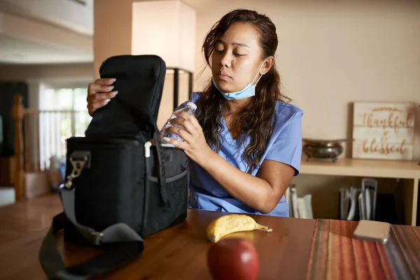 Philippinische Krankenschwester Packt Hause Mittagessen Für Die Arbeit Ein — Stockfoto