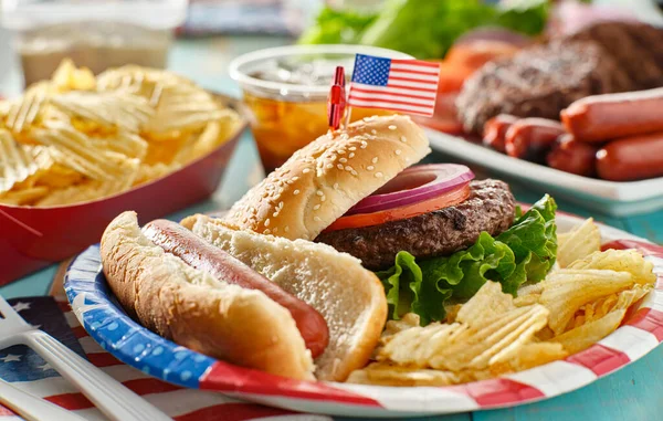 Luglio Pasto Con Hamburger Hot Dog — Foto Stock