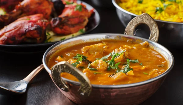 Curry Poulet Beurre Indien Dans Plat Balti Sur Dessus Table — Photo