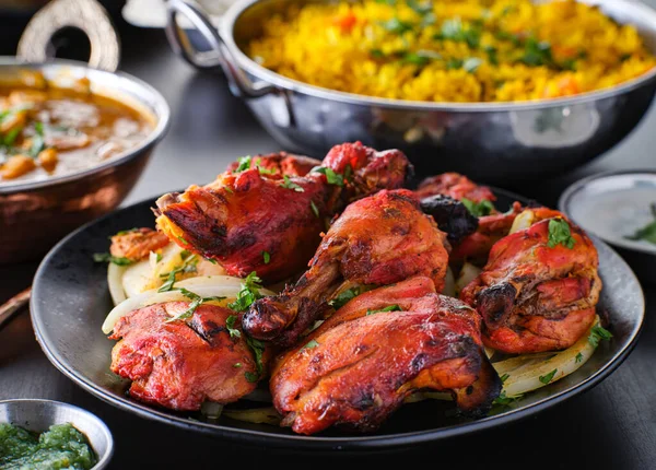 Indyjski Kurczak Tandoori Cebulą Kolendrą — Zdjęcie stockowe