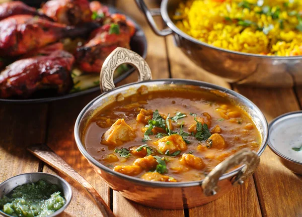 India Mentega Ayam Kari Dalam Hidangan Balti Atas Meja — Stok Foto