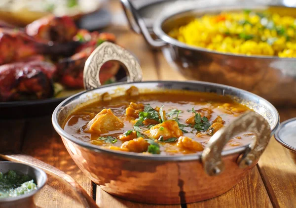 Indiai Vaj Csirke Curry Ban Balti Étel Ban Asztal Tetején — Stock Fotó