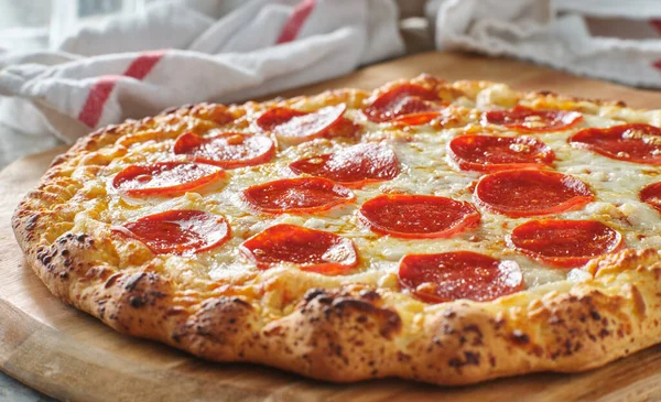 Świeżo Upieczona Pizza Pepperoni Zrobiona Domu — Zdjęcie stockowe