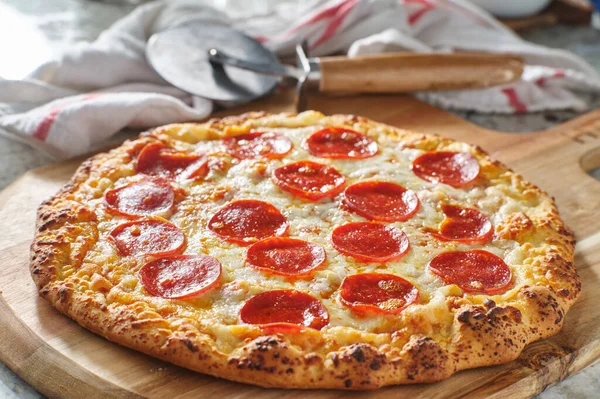 Freshly Baked Pepperoni Pizza Made Home — Stock Photo, Image