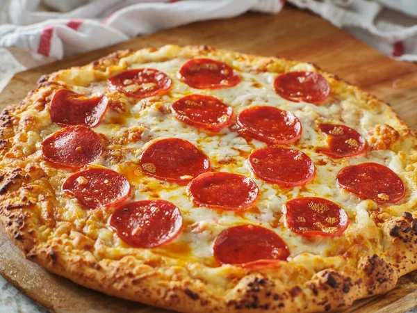 Pizza Pepperoni Fraîchement Cuite Faite Maison — Photo