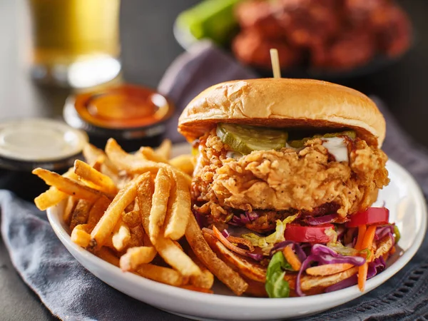 Sanduíche Frango Frito Com Salada Couve Batatas Fritas — Fotografia de Stock