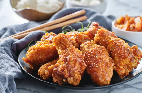 Chrupiące Koreańskie Skrzydełka Kurczaka Sosie Sojowym Marynowaną Rzodkiewką Kimchi — Zdjęcie stockowe