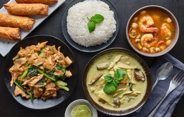 Tayland restoranının yeşil yiyecekleri masası. Yeni erişteler ve Tom yum goong çorbası.