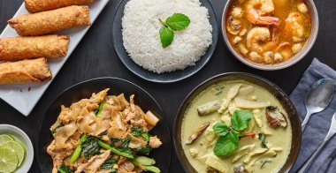 Tayland restoranının yeşil yiyecekleri masası. Yeni erişteler ve Tom yum goong çorbası.