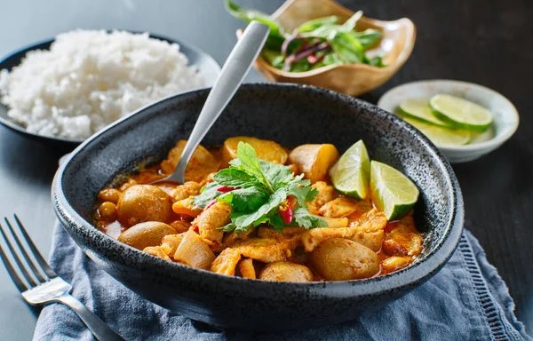 Thai Massaman Caril Com Frango Batatas Tigela — Fotografia de Stock