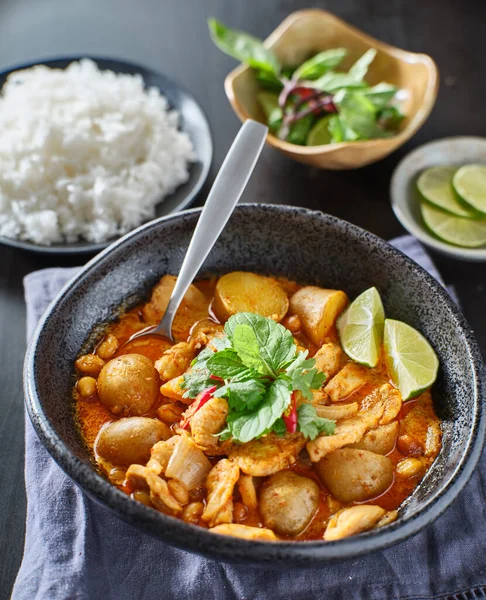 Thai Massaman Curry Med Kyckling Och Potatis Skål — Stockfoto