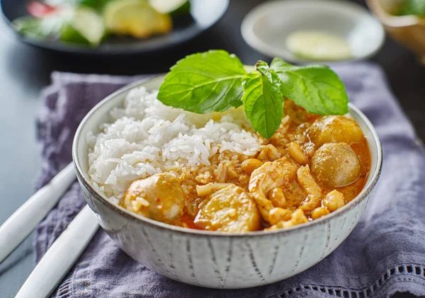 Thai Massaman Kyckling Curry Skål Med Jasmin Ris — Stockfoto
