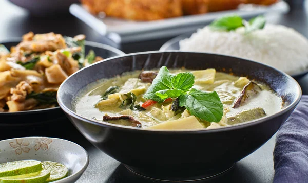 Thai Zöld Curry Csirkével Padlizsánnal Tálban — Stock Fotó