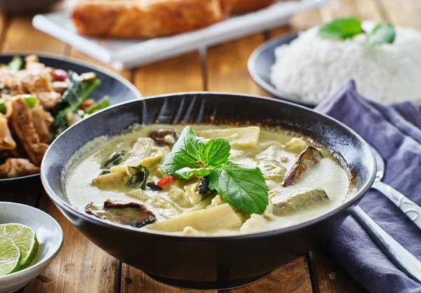 Thai Zöld Curry Csirkével Padlizsánnal Tálban — Stock Fotó