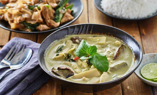 Curry Verde Tailandés Con Pollo Berenjena Tazón —  Fotos de Stock