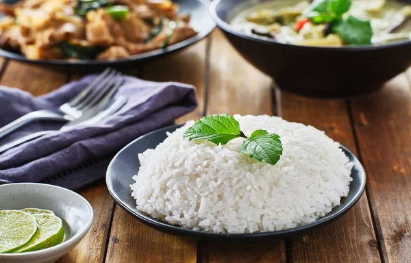 Arroz Jazmín Estilo Tailandés Plato Sobre Mesa Madera —  Fotos de Stock