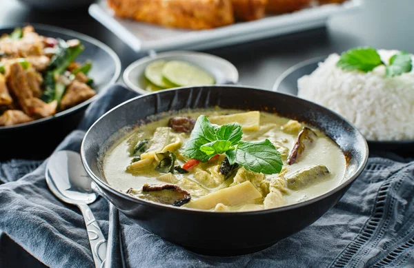 Curry Vert Thaï Poulet Aubergine Dans Bol — Photo