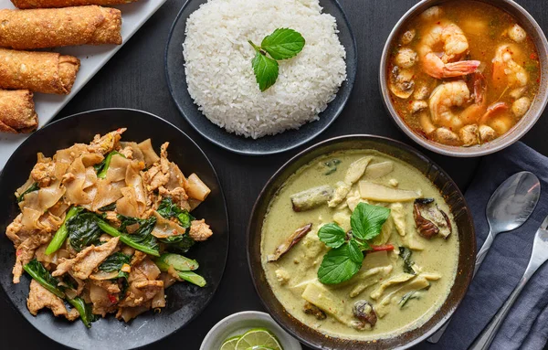 Bord Med Thai Restaurang Mat Med Grönt Pad Nya Nudlar — Stockfoto