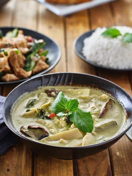 Thai Grön Curry Med Kyckling Och Aubergine Skål — Stockfoto