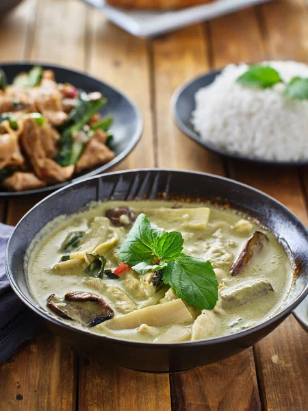 Caril Tailandês Verde Com Frango Berinjela Tigela — Fotografia de Stock