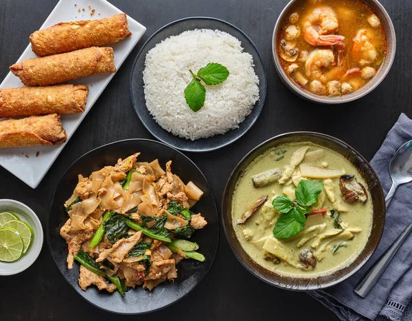 Bord Med Thai Restaurang Mat Med Grönt Pad Nya Nudlar — Stockfoto