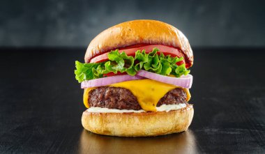 Kalın çizburger, Amerikan peyniri, marul domates ve soğanlı.