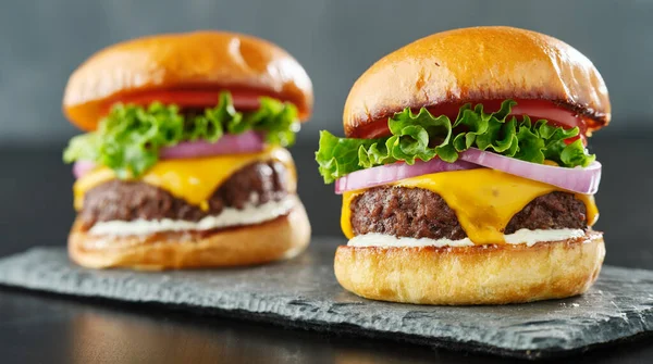 Dois Cheeseburgers Carne Com Queijo Americano Tomate Alface Cebola — Fotografia de Stock