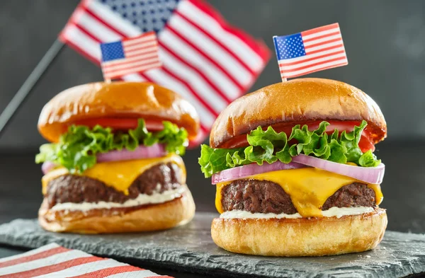 Julho Cheeseburgers Temáticos Com Mini Bandeiras — Fotografia de Stock