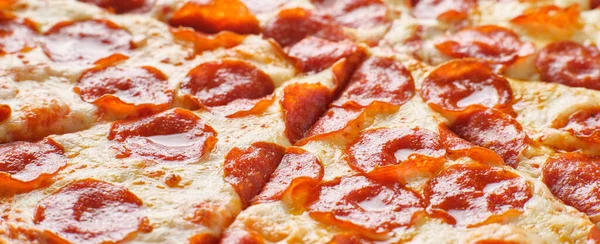 大型美式意大利通心粉和奶酪披萨 — 图库照片