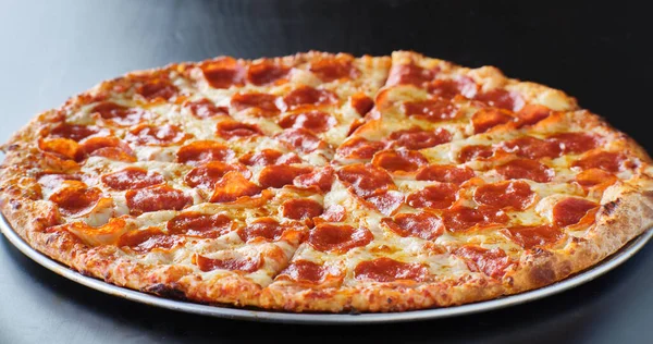 Large American Style Pepperoni Cheese Pizza — Stock Photo, Image