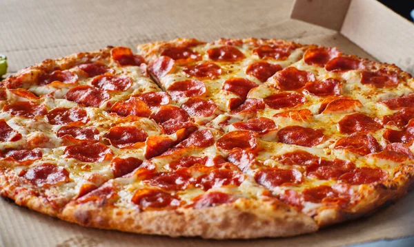 Grande Pizza Americana Con Salame Piccante Formaggio Scatola Cartone — Foto Stock