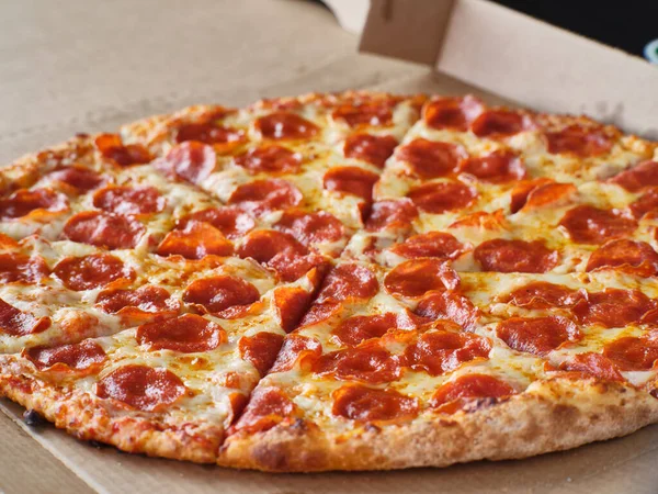 Grande Pizza Pepperoni Fromage Style Américain Dans Une Boîte Livraison — Photo