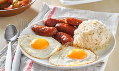 Filipino Silog kahvaltısı, sarımsaklı pilav, longsilog, ve iki güneşli yumurta.