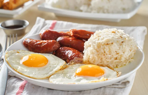 Filipino Silog Snídaně Česnekem Smažené Rýže Longsilog Dvě Slunné Strany — Stock fotografie