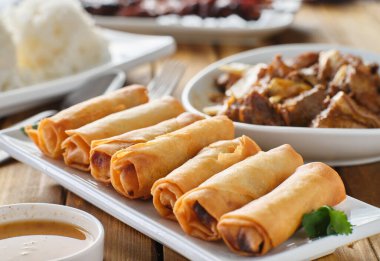 Filipinli kızarmış lumpia tabakta