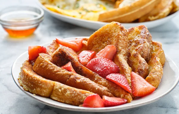 French Toast Maple Syrup Strawberries — Stock Photo, Image