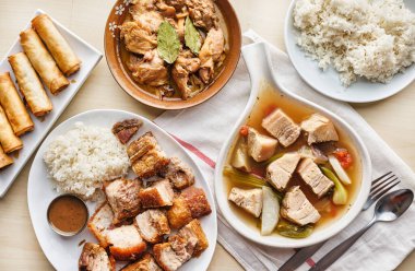 Sinigang, Lechon Kawali ve Chicken adobo üstten aşağıya kompozisyon ile filipino yemeği.
