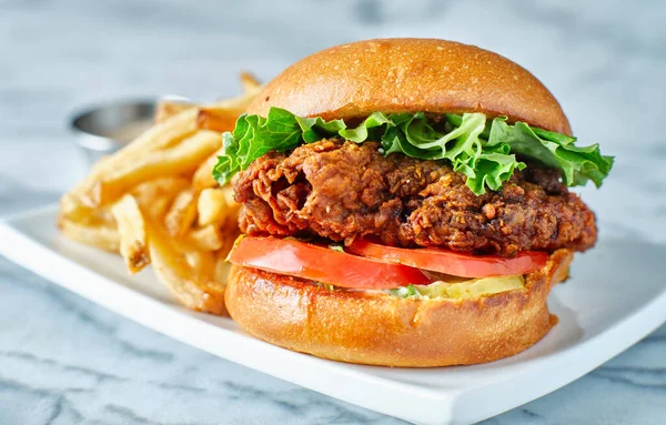 Sanduíche Frango Frito Crocante Pão Brioche Com Batatas Fritas — Fotografia de Stock