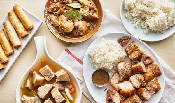 Filipino Obiad Sinigang Lechon Kawali Kurczaka Adobo Top Skład — Zdjęcie stockowe