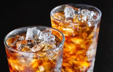 İki bardak buzlu soğuk kola.