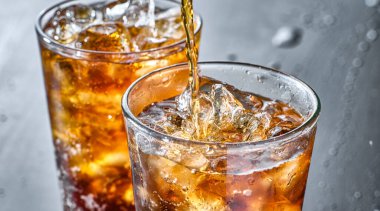 Bardağa doldurulmuş iki bardak kola.