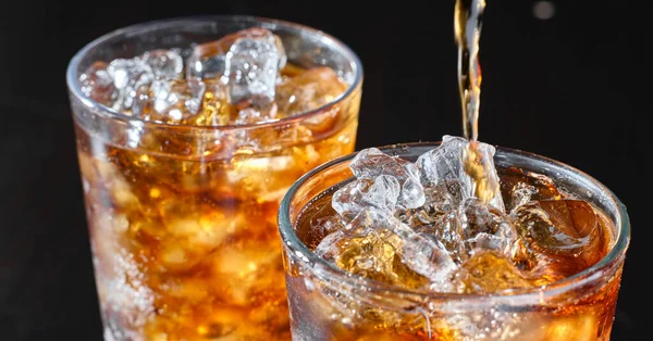 Zwei Tassen Cola Erfrischungsgetränk Glas Gegossen — Stockfoto