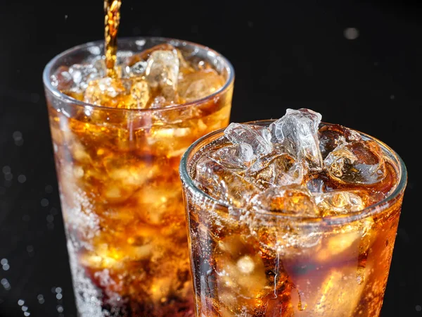 Zwei Tassen Cola Erfrischungsgetränk Glas Gegossen — Stockfoto