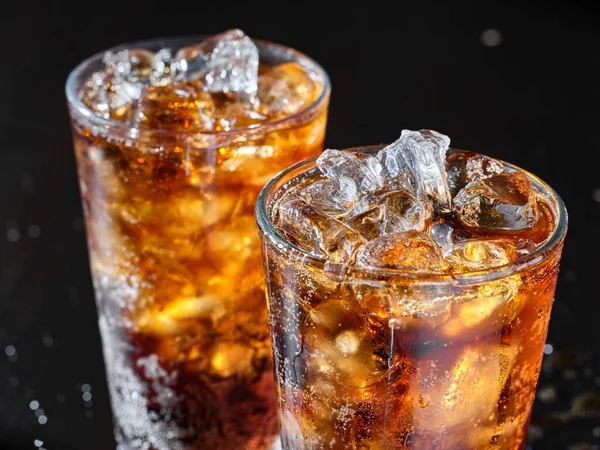 Δύο Φλιτζάνια Κρύο Αναψυκτικό Cola Πάγο — Φωτογραφία Αρχείου