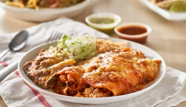 Plato Enchilada Mexicana Con Salsa Roja Frijoles Refreied Arroz —  Fotos de Stock