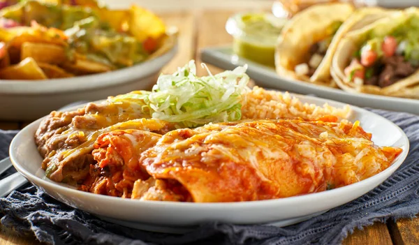 Mexikanska Enchilada Fat Med Röd Sås Refrejade Bönor Och Ris — Stockfoto