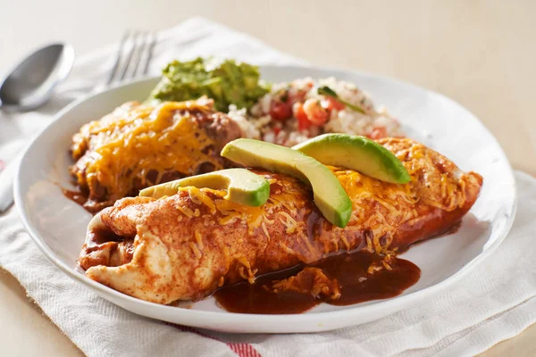Plato Burrtio Húmedo Mexicano Con Salsa Enchilada Roja Frijoles Refritos —  Fotos de Stock