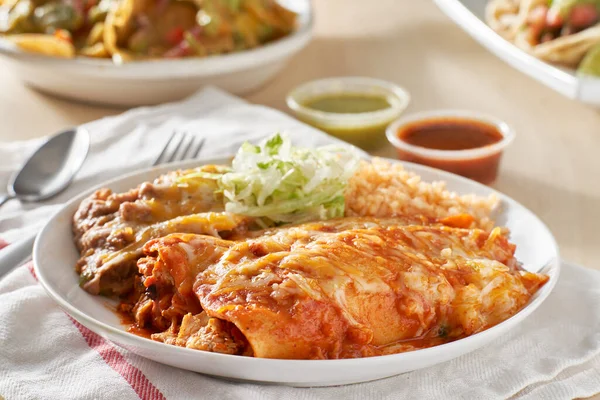 Mexikanska Enchilada Fat Med Röd Sås Refrejade Bönor Och Ris — Stockfoto
