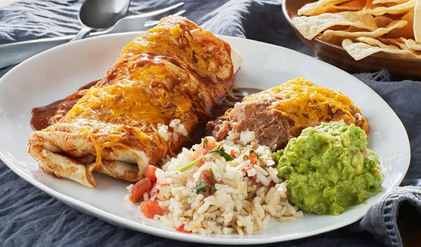 Mexikanska Våta Burrtio Fat Med Röd Enchilada Sås Kylbönor Ris — Stockfoto